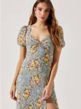 Almost Famous Light Blue Floral Puff-Sleeve Milkmaid Dress. Medium